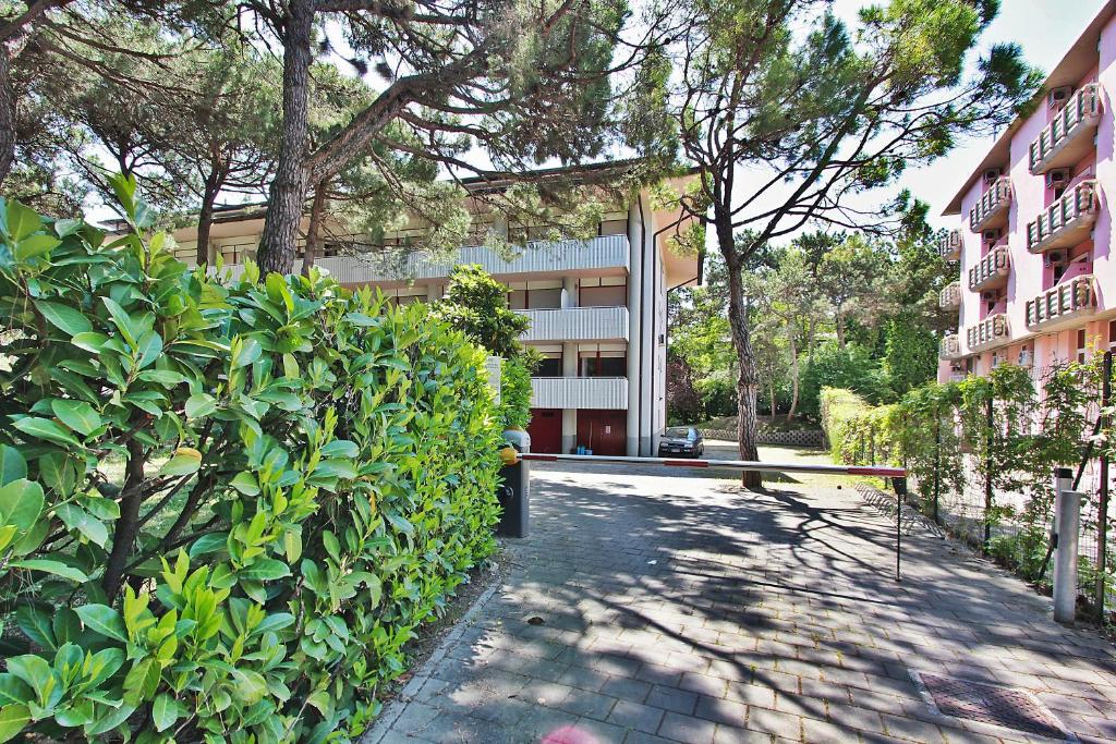 budynek z ulicą przed budynkiem w obiekcie Condominio Libeccio w Lignano Sabbiadoro