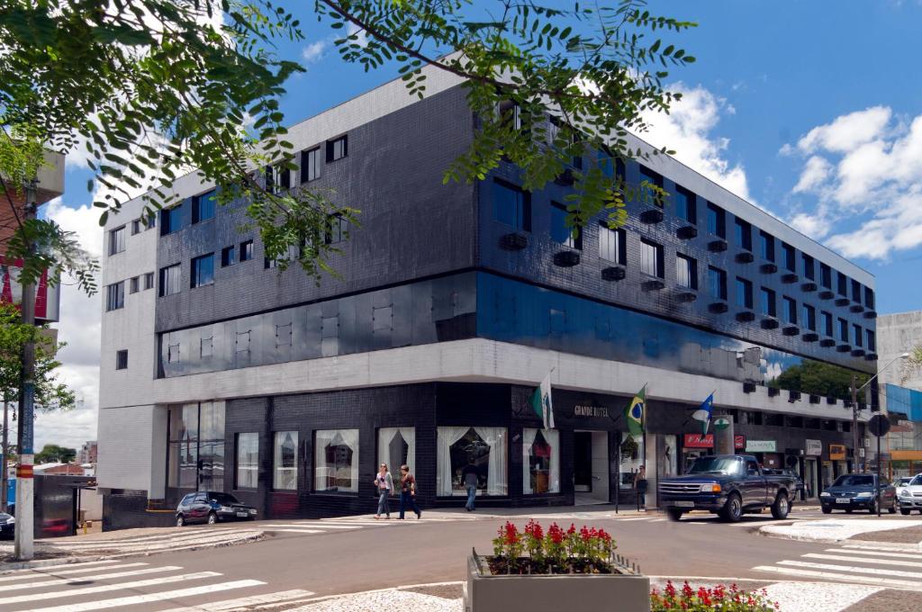 a rendering of a building on a city street at Grande Hotel Guarapuava in Guarapuava