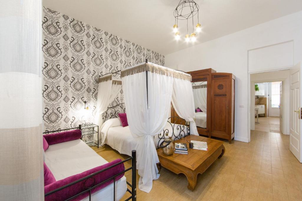 A bed or beds in a room at Ciao Bella Apartment