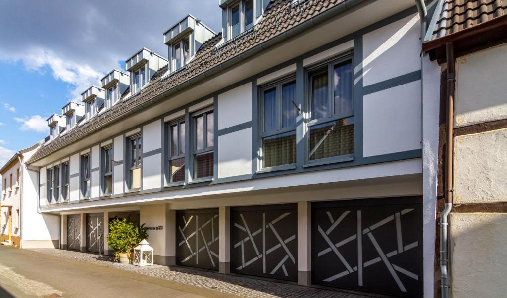 un edificio con puertas de garaje en una calle en Ferienapartments Am Steinfelder Hof, en Bad Neuenahr-Ahrweiler