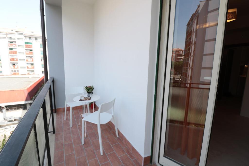 ローマにあるB&B Casati81のバルコニー(テーブル、椅子付)、窓が備わります。