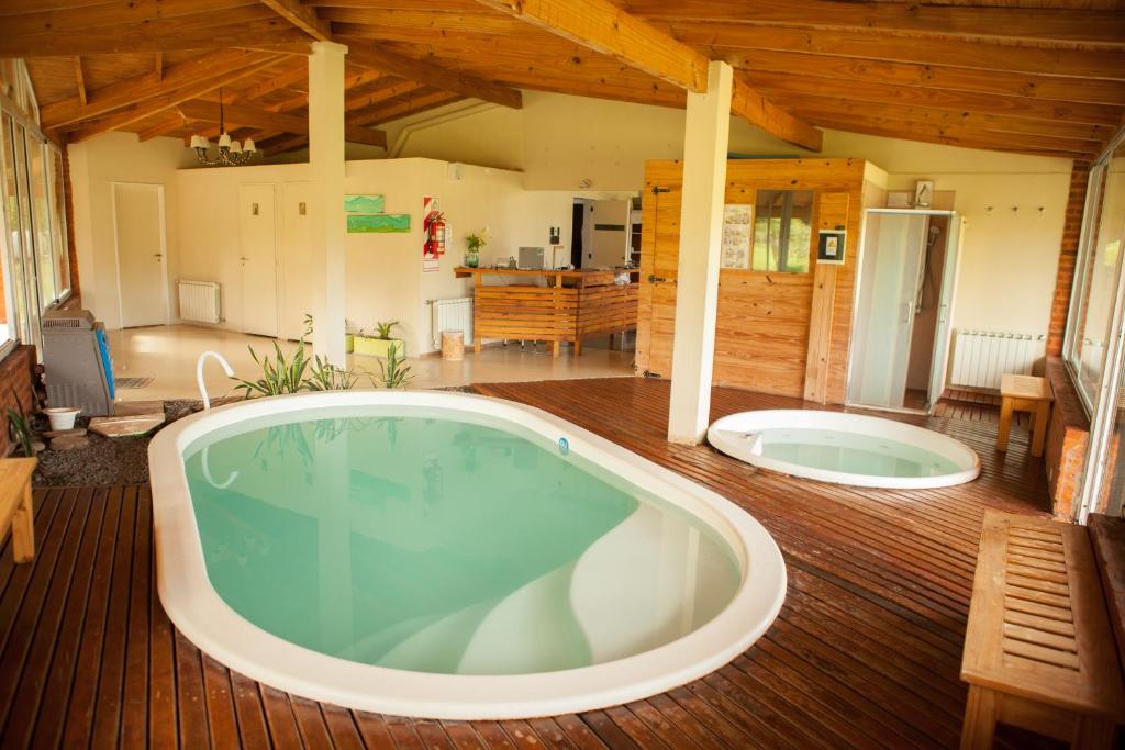 una gran bañera en el medio de una casa en La Chacra - Hotel de Campo & Spa en San Pedro