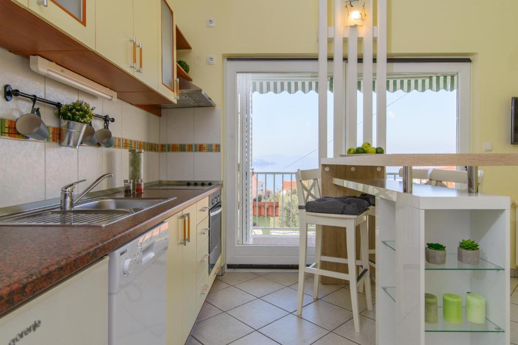 Kuchyň nebo kuchyňský kout v ubytování Apartments Dubravka