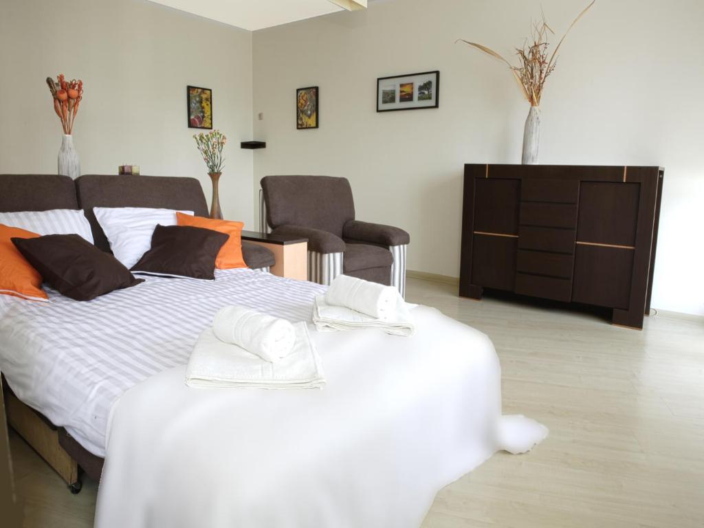 - une chambre avec un grand lit blanc et une commode dans l'établissement Magnetic apartment Mehoffera, à Varsovie