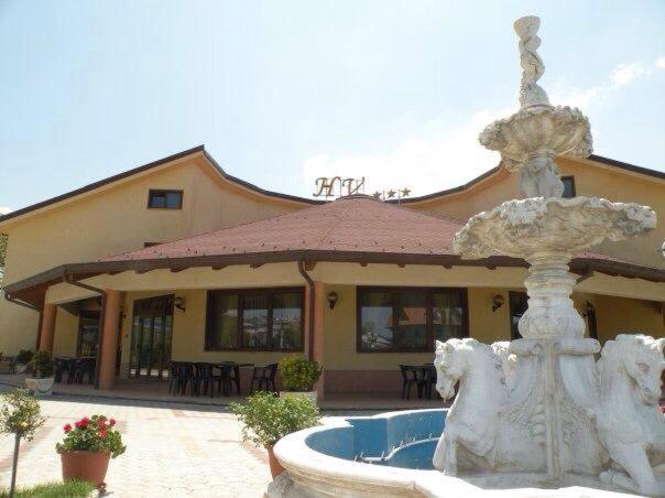 un edificio con una fontana di fronte a un edificio di Hotel Valeria a Simbario