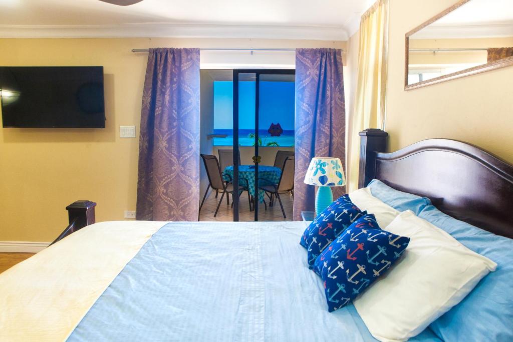 Postel nebo postele na pokoji v ubytování Montego Bay Club Apartments