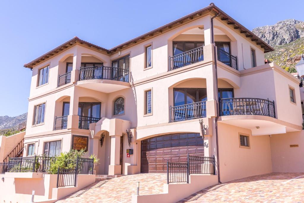 une grande maison avec balcon et allée. dans l'établissement Blue Horizon Guest House, à Gordons Bay