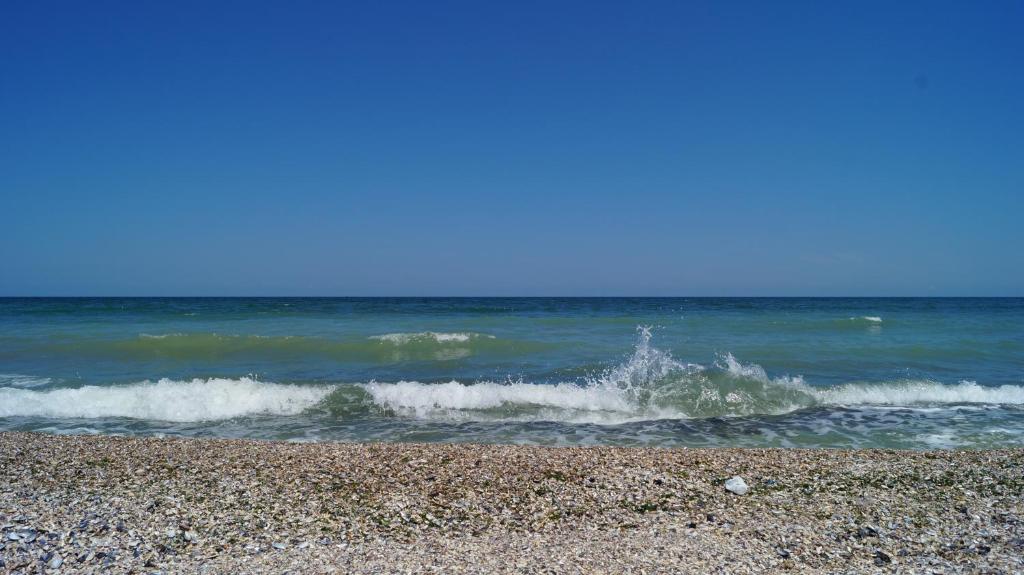 un grupo de olas en una playa rocosa en Hotel La John, en Vama Veche