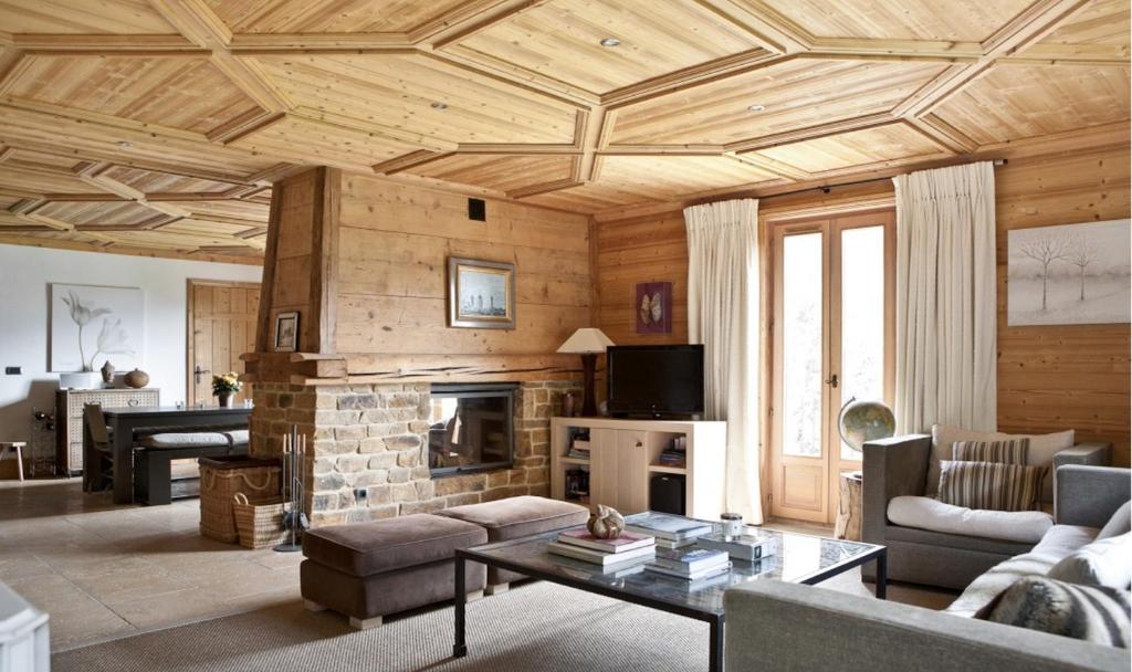 sala de estar con sofá y chimenea en Edelweiss, en Chamonix-Mont-Blanc