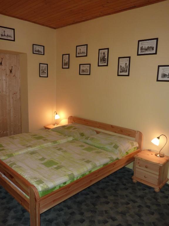 Postel nebo postele na pokoji v ubytování Penzion Na Rozcestí