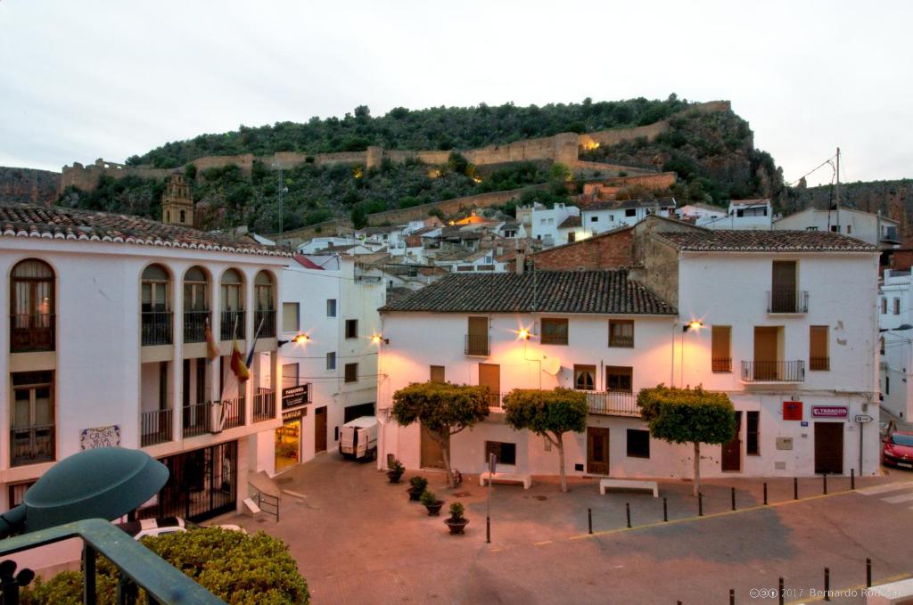 - une vue sur une ville avec des bâtiments et des arbres dans l'établissement Casa Rural "ca Tona", à Chulilla