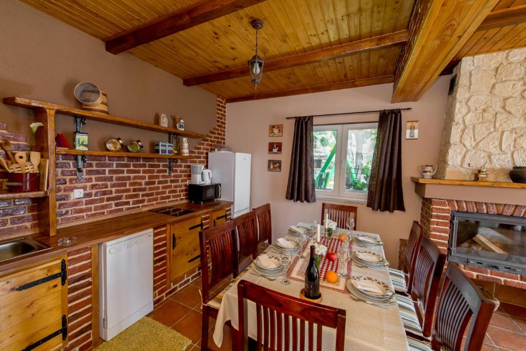 Kuchyňa alebo kuchynka v ubytovaní Villa Jozini trudi
