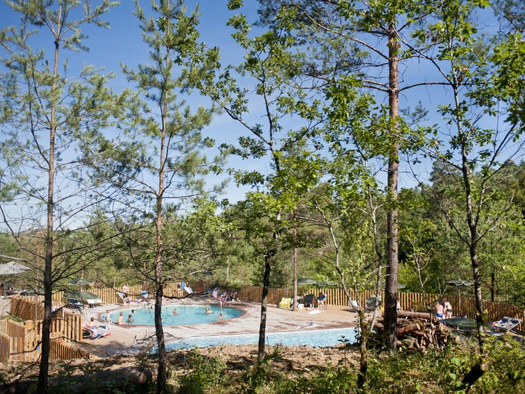 - une piscine dans un parc arboré dans l'établissement Village Huttopia Lanmary, à Antonne-et-Trigonant