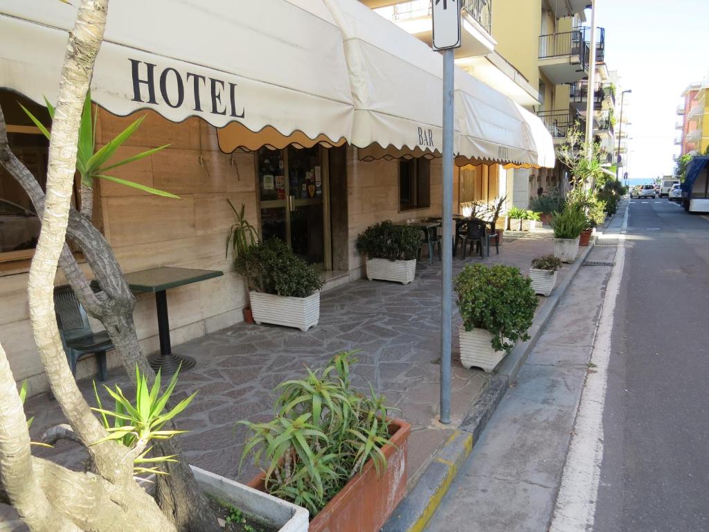 un hotel con una mesa frente a un edificio en Hotel Fortuna, en San Bartolomeo al Mare