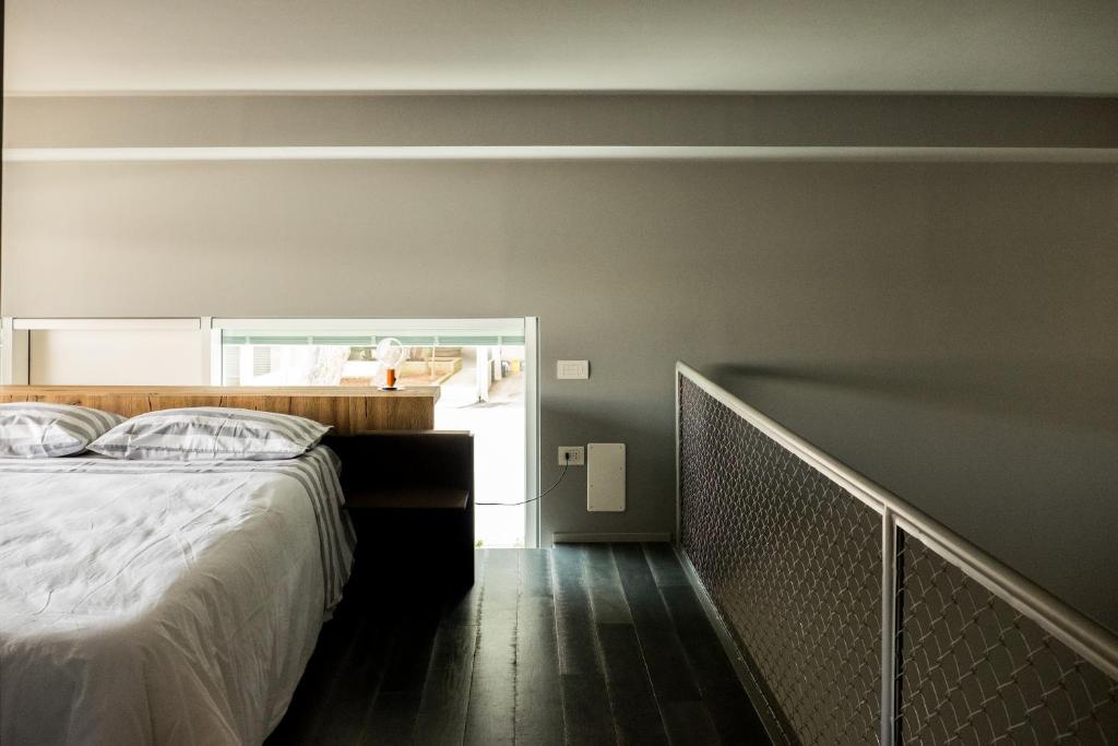 Postel nebo postele na pokoji v ubytování Grey Loft