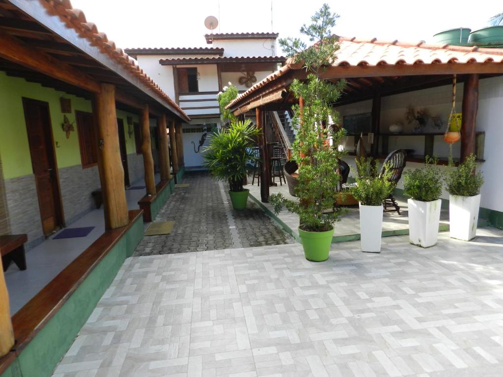 a courtyard with potted plants inront of a building at Pousada O Rancho Alegre in Moreré
