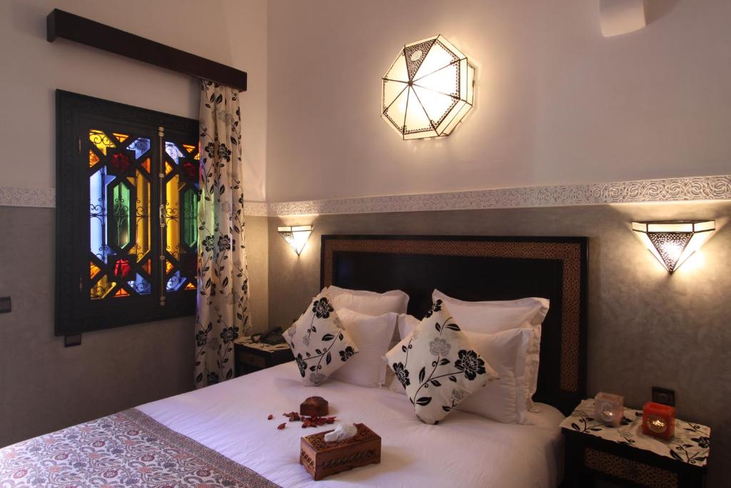 Postel nebo postele na pokoji v ubytování Riad Nesma Suites & Spa