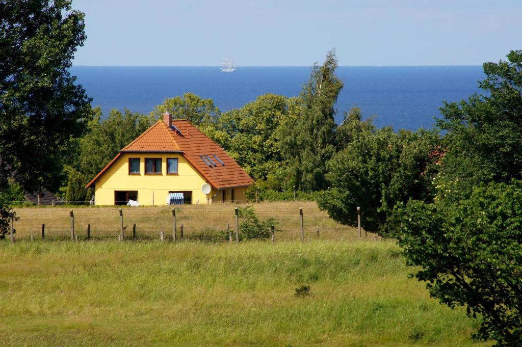 a house in the middle of a field at Ferienwohnungen Arkonablick in Lohme