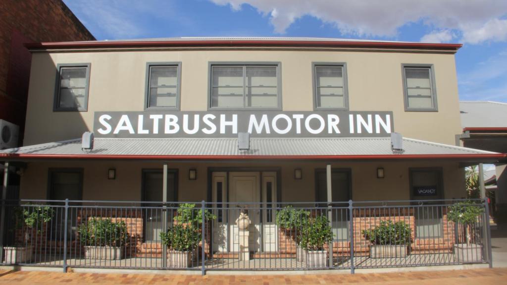 un edificio con un cartel que lee salbush motorinn en The Saltbush Motor Inn, en Hay