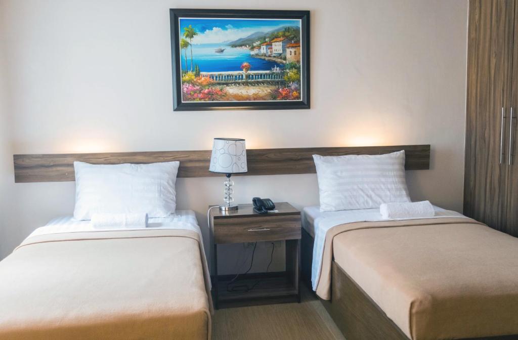 Postel nebo postele na pokoji v ubytování Leope Hotel