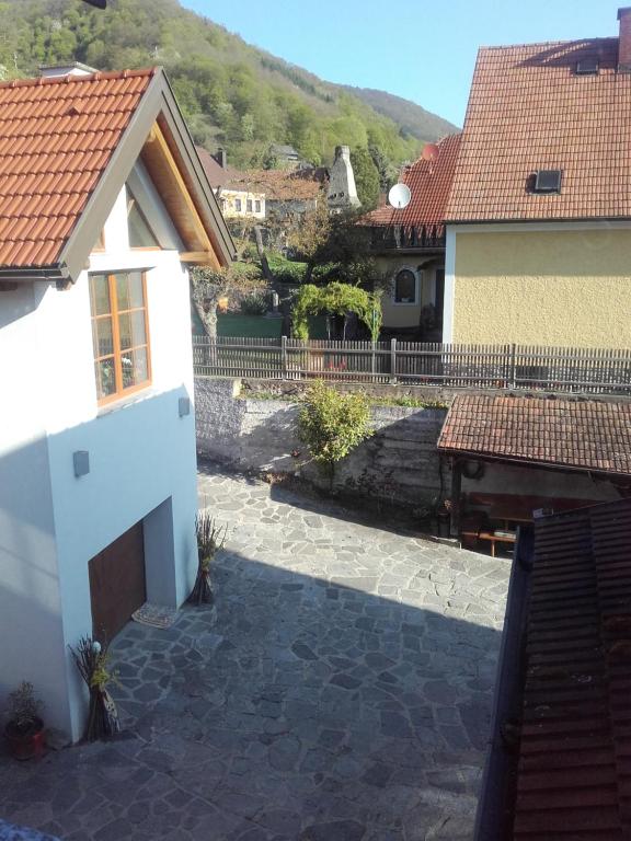uma vista para uma casa com um pátio de pedra em Gästehaus Schütz em Spitz
