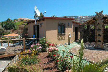 une maison avec un jardin fleuri devant elle dans l'établissement Studio Pablo Finca Montimar, à Guía de Isora