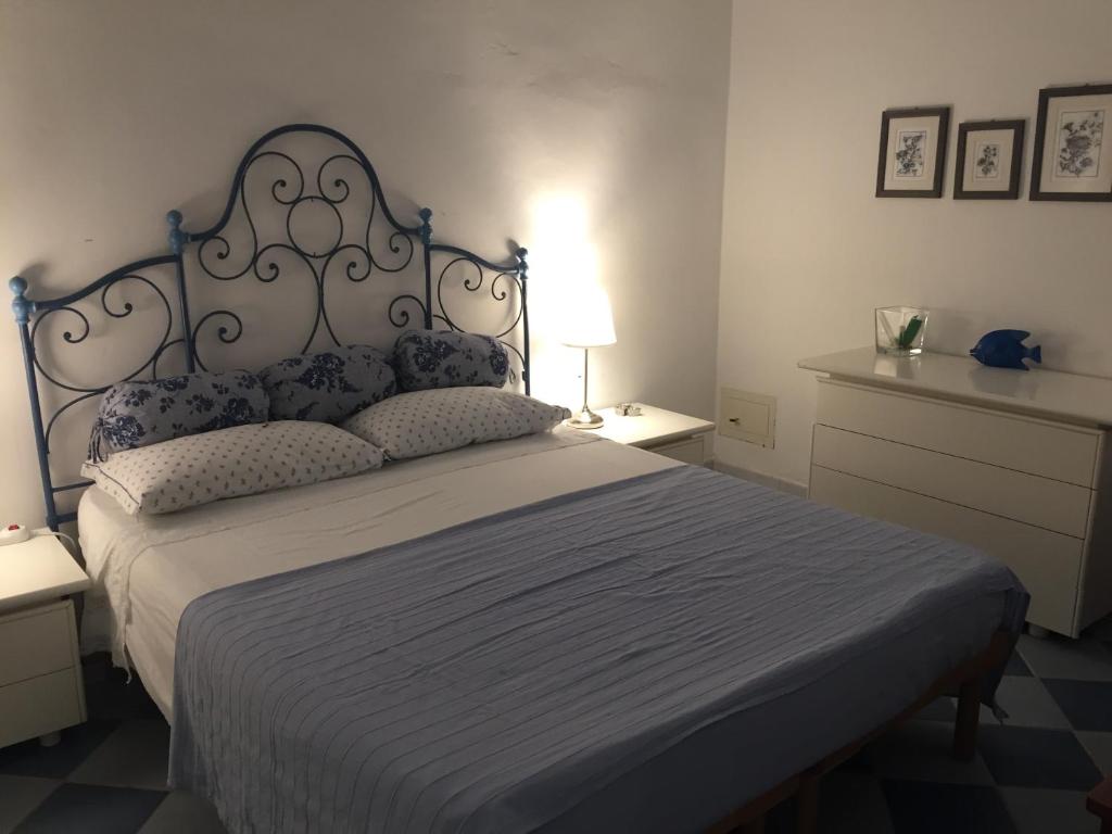 サンピエリにあるDimora Turcheseのベッドルーム1室(大型ベッド1台、青いヘッドボード付)