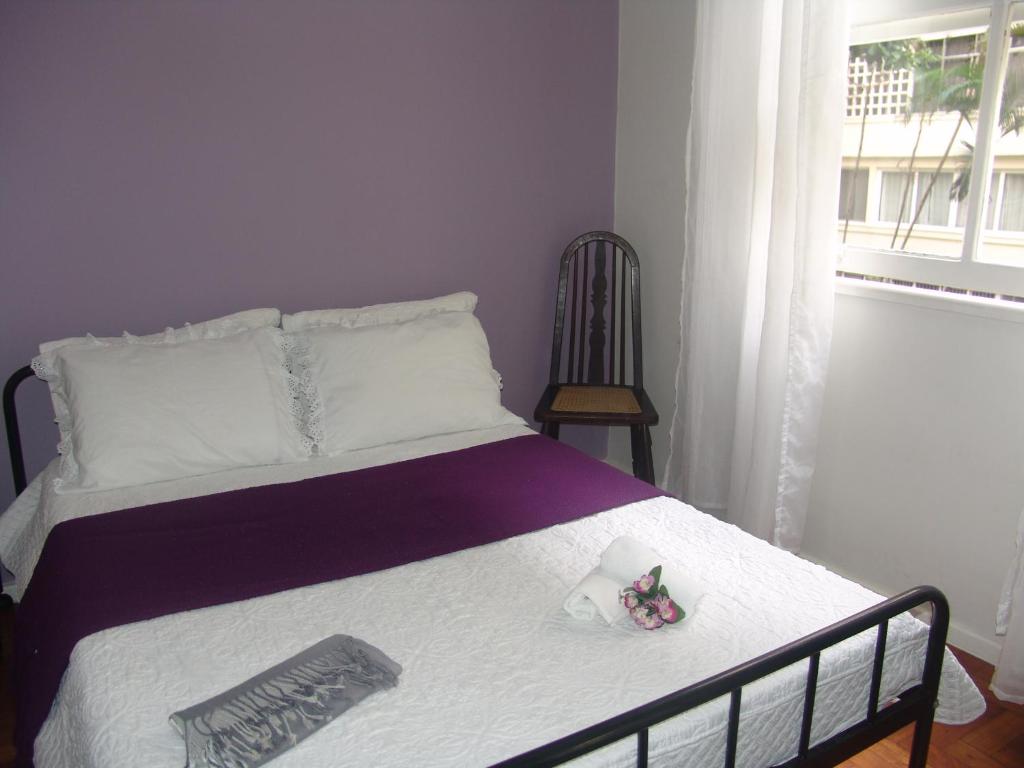 1 dormitorio con 1 cama, 1 silla y 1 ventana en Apartamento charme de Copacabana, en Río de Janeiro
