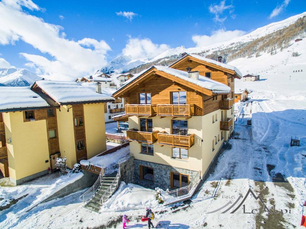 um alojamento de esqui nas montanhas na neve em Hotel Le Alpi em Livigno