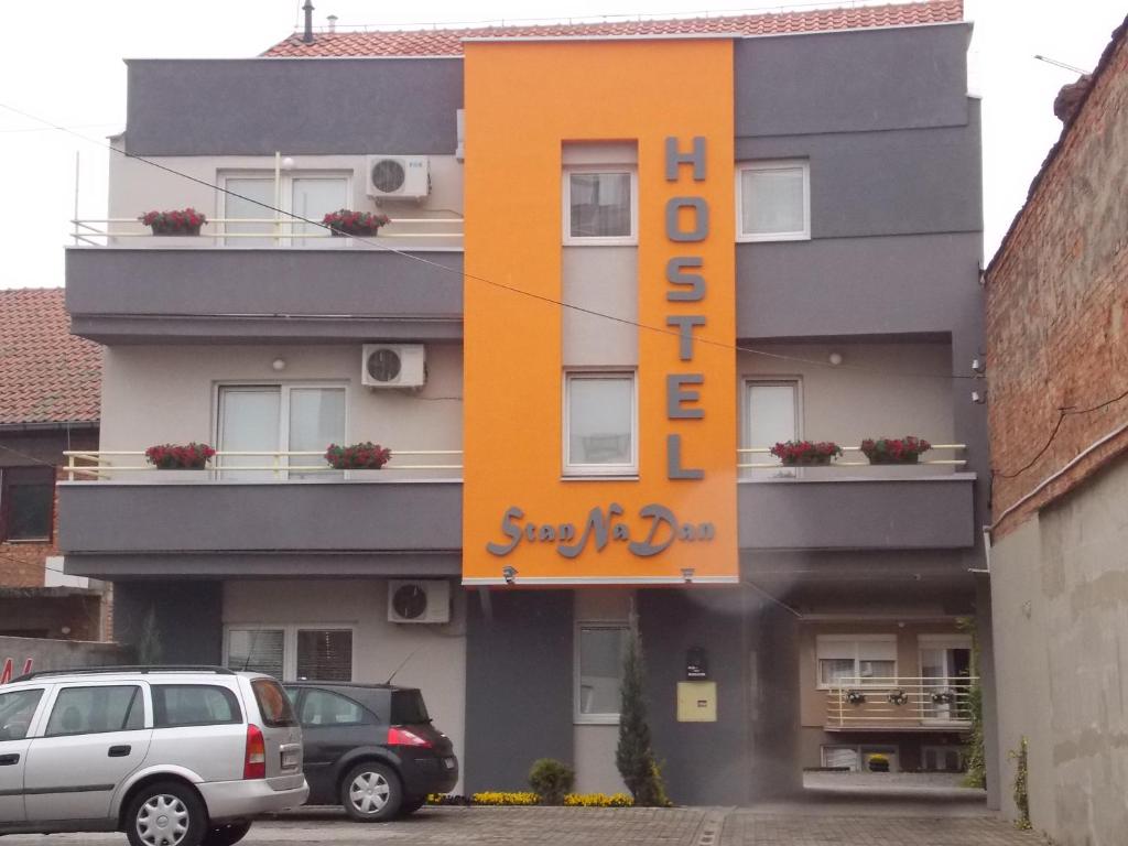 um edifício com um sinal laranja na lateral em Hostel StanNaDan em Šabac