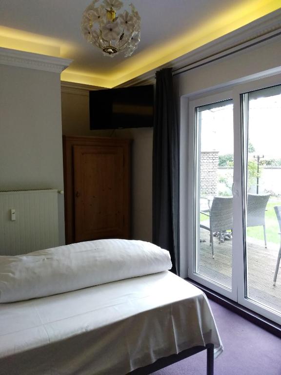 Postel nebo postele na pokoji v ubytování Wasserturm Hotel Mannheim
