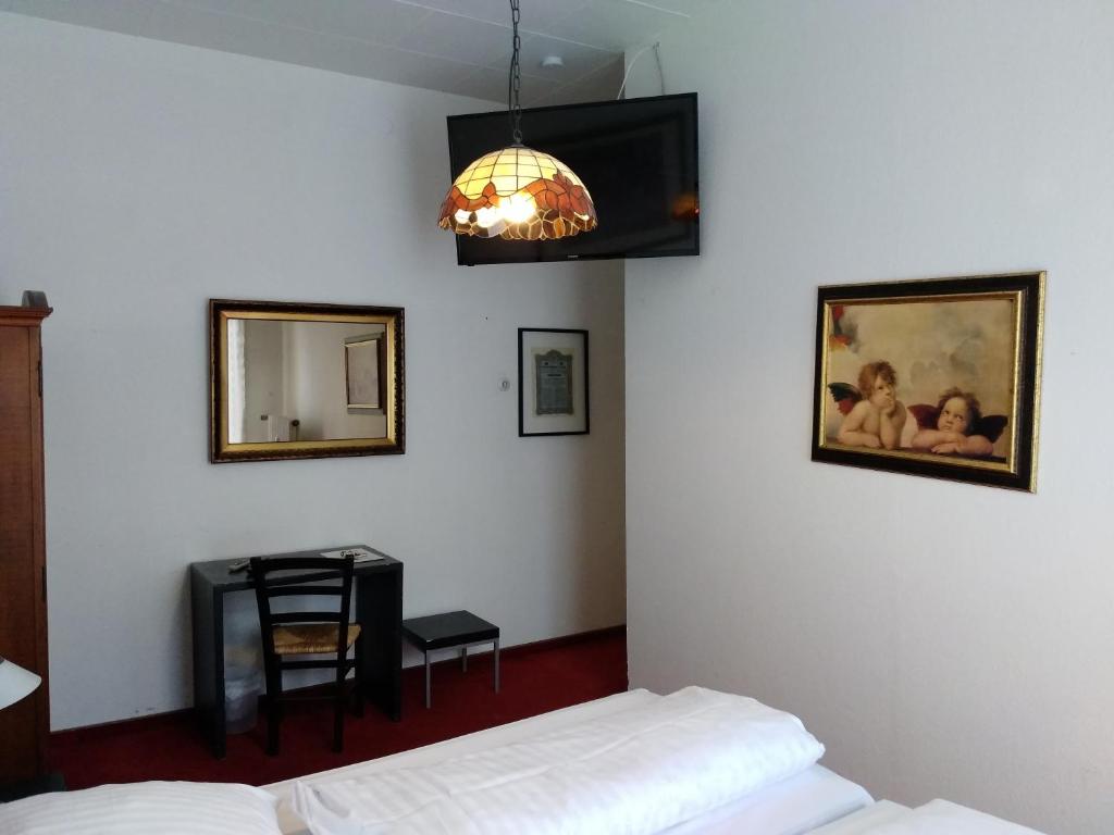 Postel nebo postele na pokoji v ubytování Wasserturm Hotel Mannheim