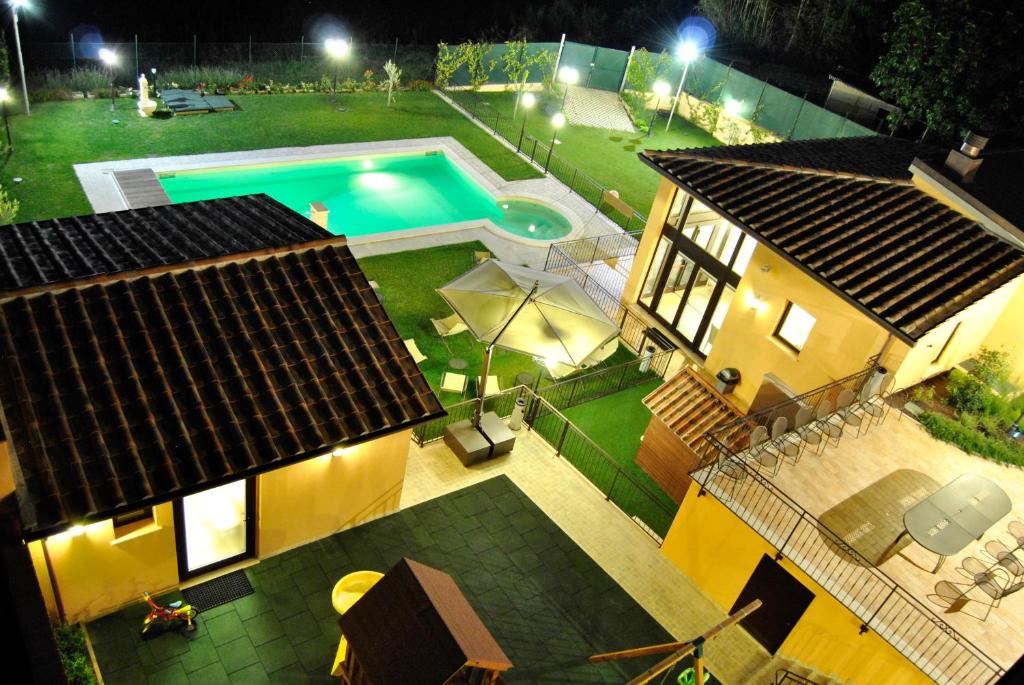 una vista aérea de una casa con piscina en Appartamenti Brufa Civico 13/17, en Brufa