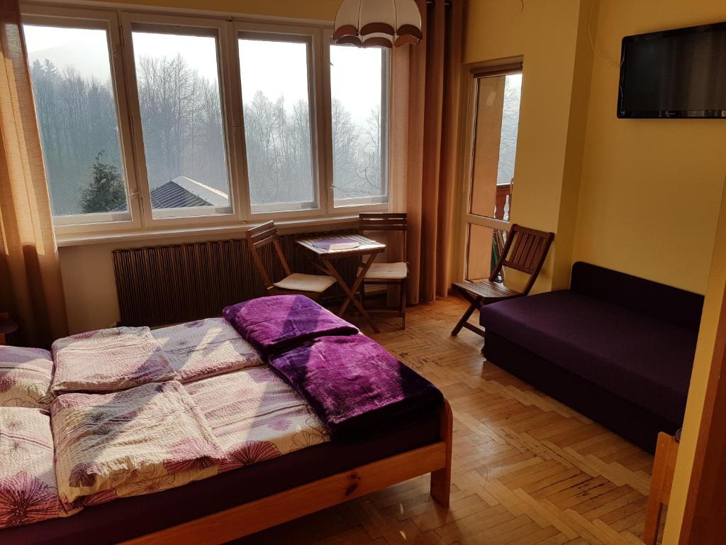 a bedroom with a bed and a window at Pokoje Na Skalicy in Ustroń