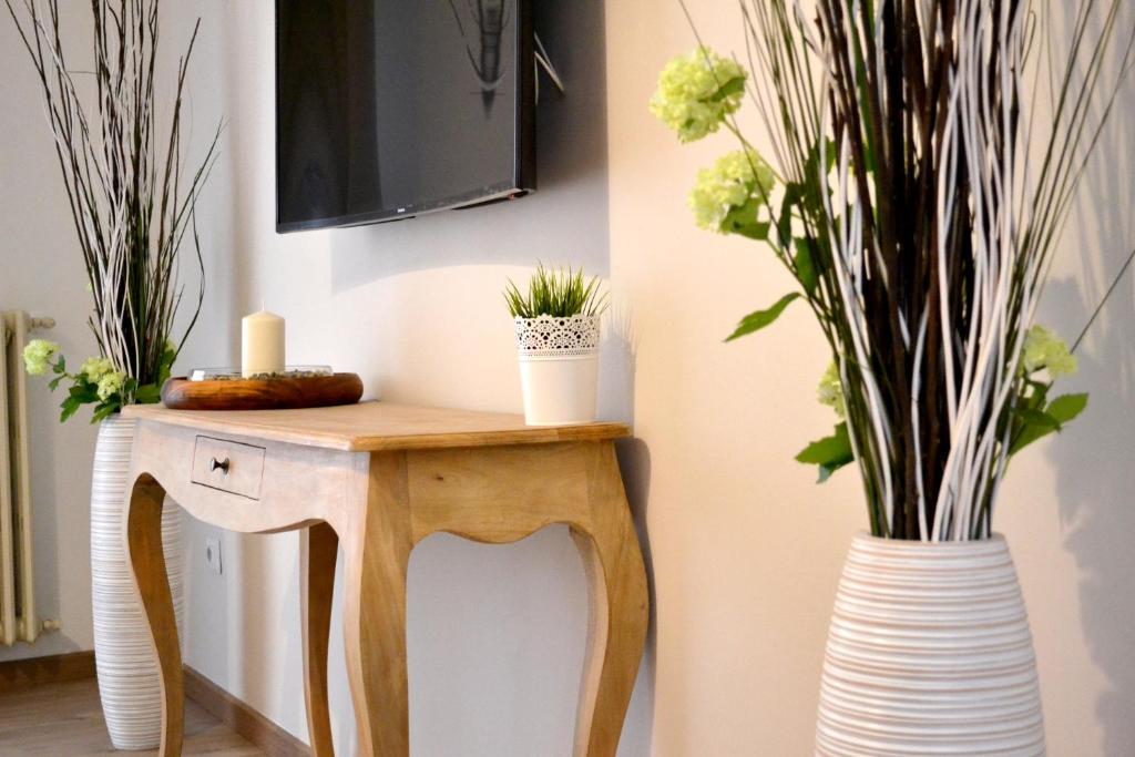 uma mesa de madeira com dois vasos de plantas em Piccolo Borgo Antico em Florença