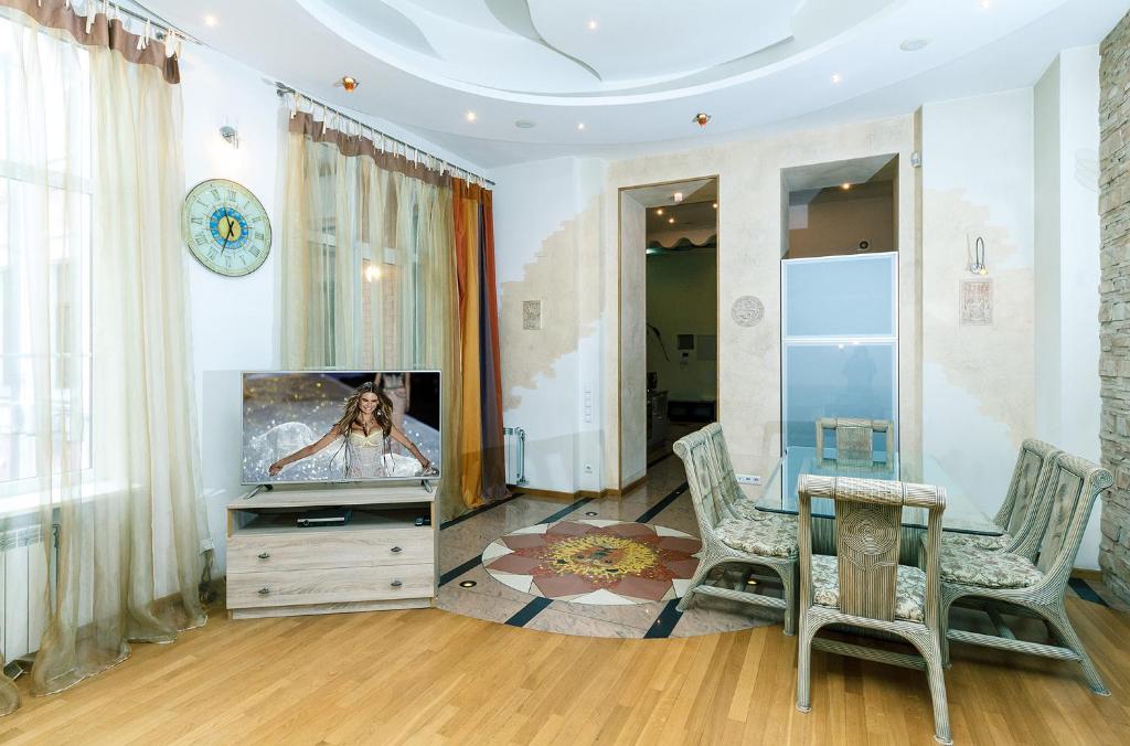 Kiev 24 Apartments - VIP 3 Horodetskogo 11B的卧室公寓与桑拿