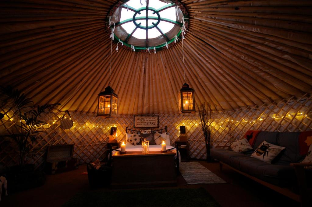 Posezení v ubytování Glamping on the Hill