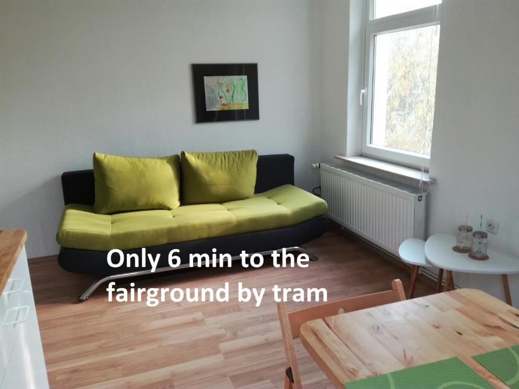 ein Wohnzimmer mit einem Sofa und einem Tisch in der Unterkunft Apartment Wuelfel in Hannover