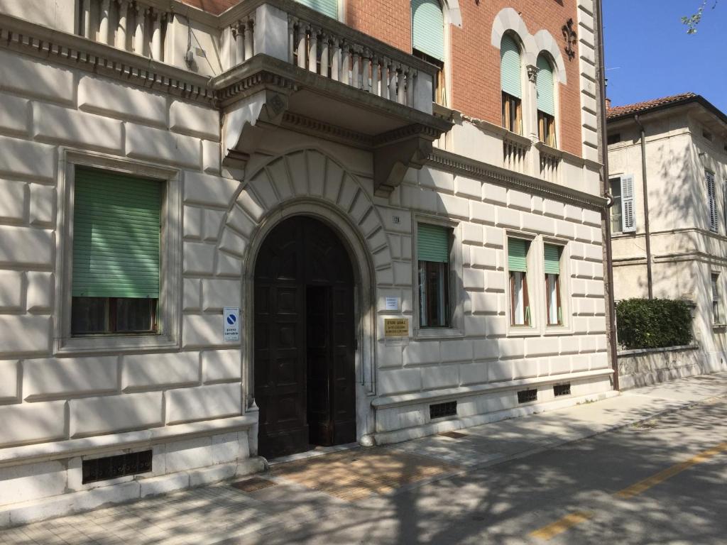 ゴリツィアにあるB&B Ai Confini dell'Imperoの白レンガ造りの建物