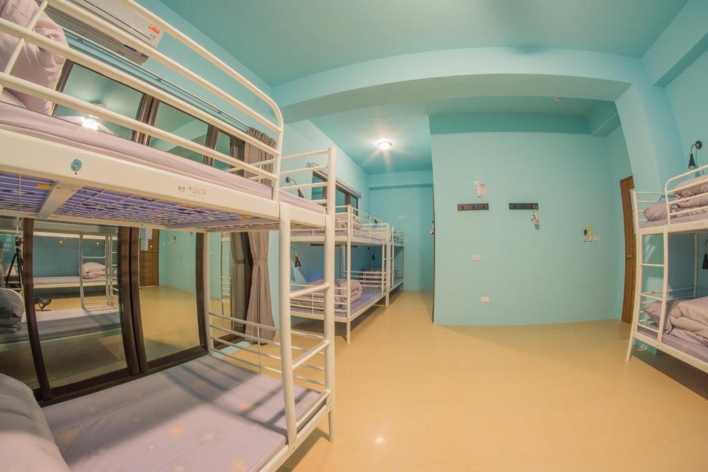 Postel nebo postele na pokoji v ubytování Travelers Hostel