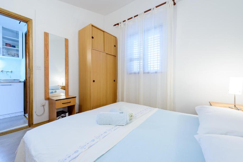Postel nebo postele na pokoji v ubytování Apartments Garden Beach