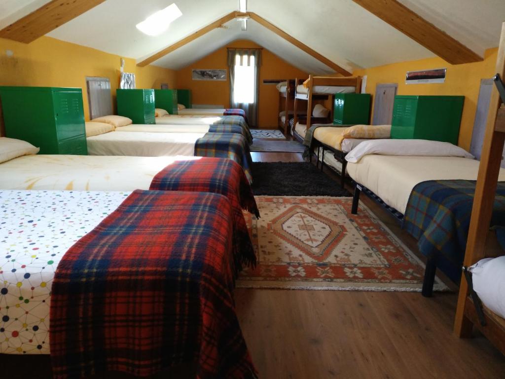 Postel nebo postele na pokoji v ubytování Albergue El Último Bucardo