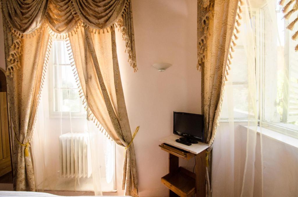 TV a/nebo společenská místnost v ubytování Hotel Iris