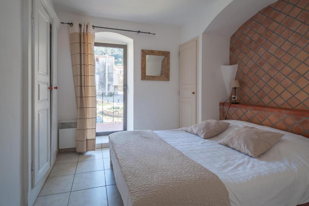 - une chambre avec un grand lit et une fenêtre dans l'établissement locations calenzana, à Calenzana