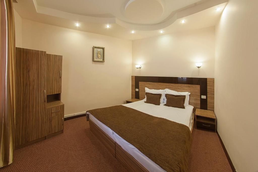 Postel nebo postele na pokoji v ubytování Alpina Resort by Stellar Hotels, Tsaghkadzor