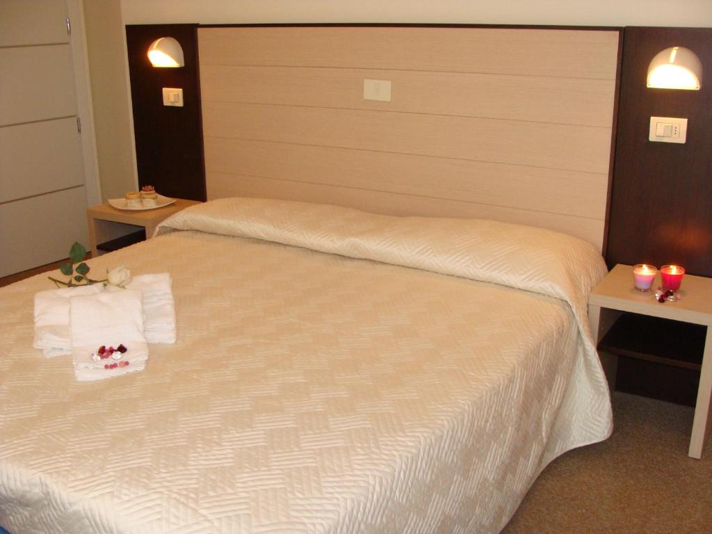 Postel nebo postele na pokoji v ubytování Hotel Daniel's FRONTE MARE