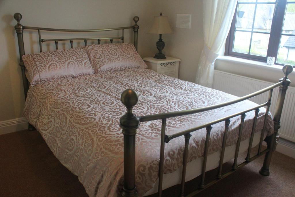 เตียงในห้องที่ Lough Rynn House