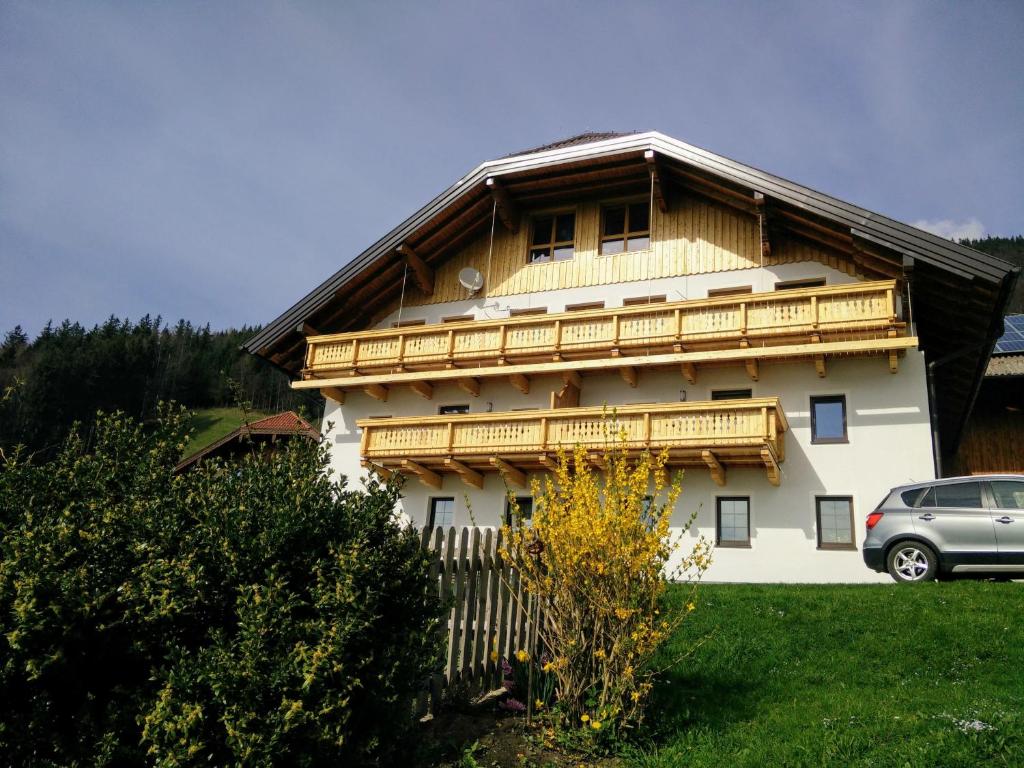 ein Haus mit einem davor geparkt in der Unterkunft Panoramahof Manzberg in Mondsee