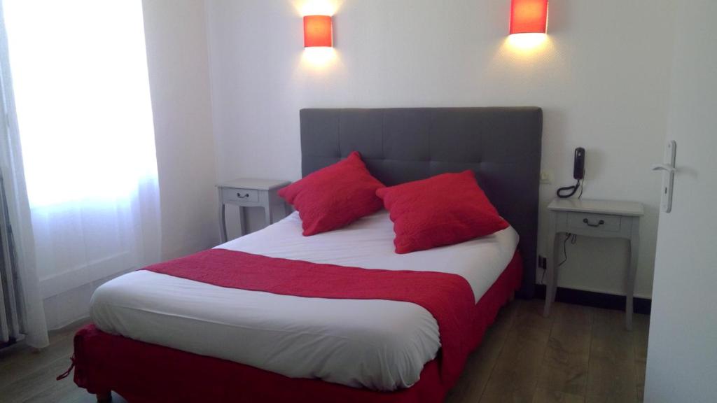 Postel nebo postele na pokoji v ubytování Hotel De La Bastide