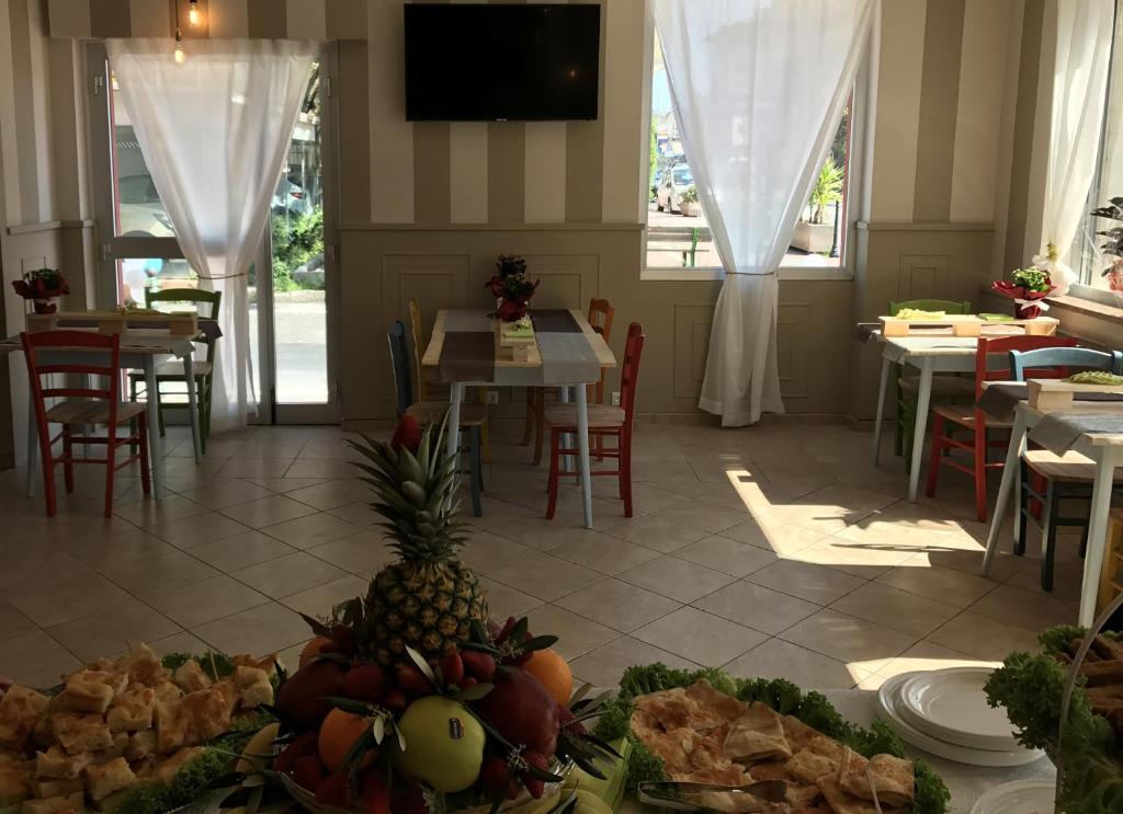 Televízia a/alebo spoločenská miestnosť v ubytovaní Hotel Raphael